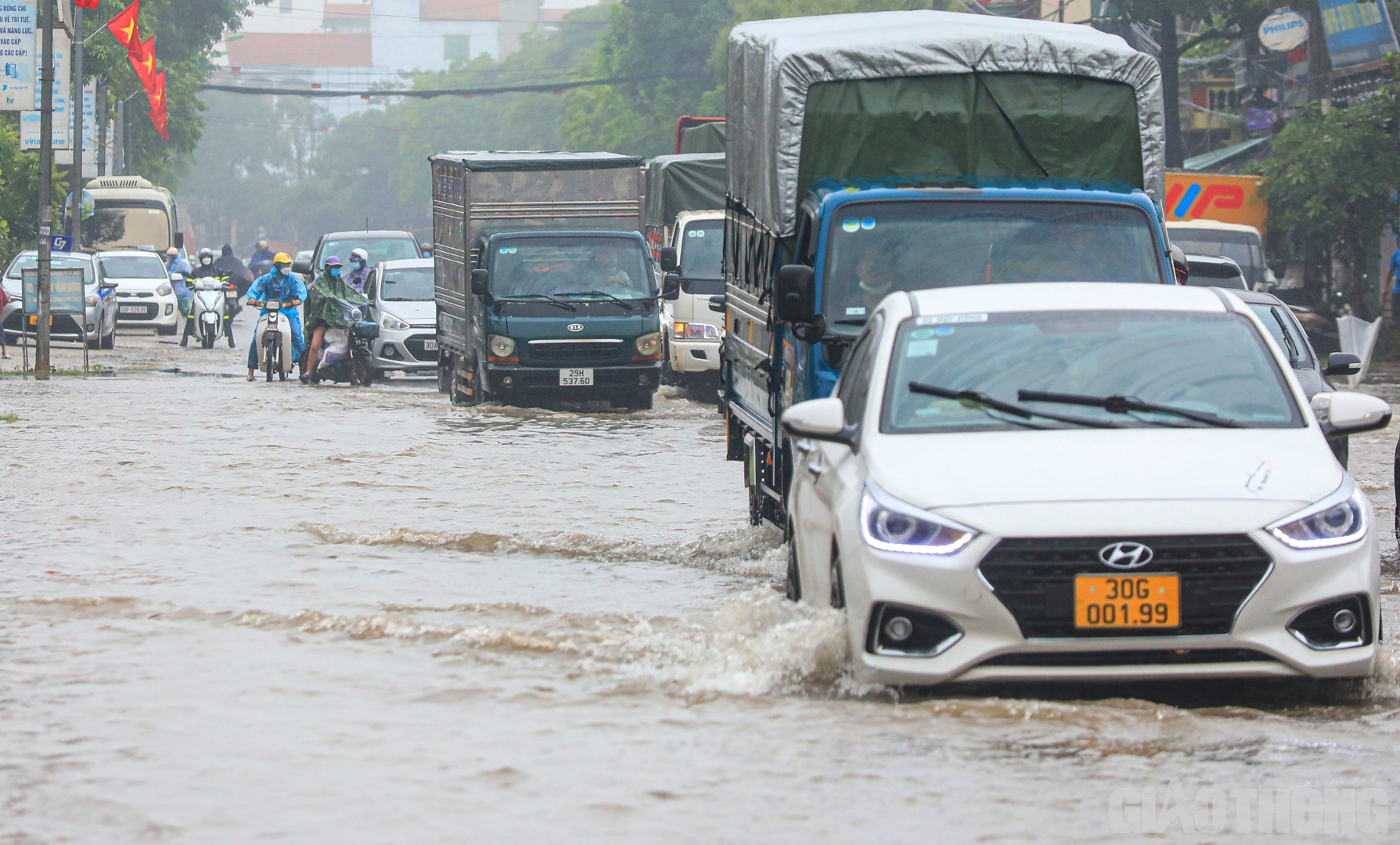 Theo ghi nhận của PV Báo Giao thông thời điểm hơn 10h sáng, tại tuyến QL32 đoạn qua địa bàn xã Đức Thượng (huyện Hoài Đức) nước ngập sâu từ 20-30cm.