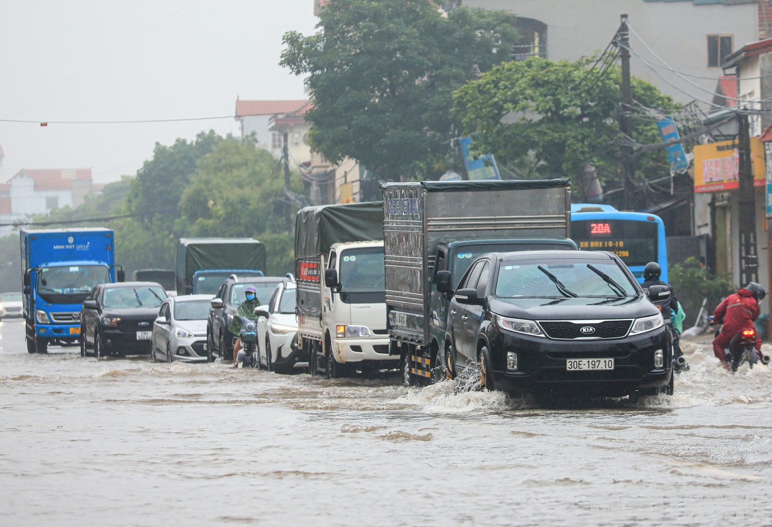 Trong đêm 23/5 và rạng sáng 24/5, Hà Nội tiếp tục mưa lớn diện rộng khiến nhiều tuyến đường trên địa bàn "biến thành sông".