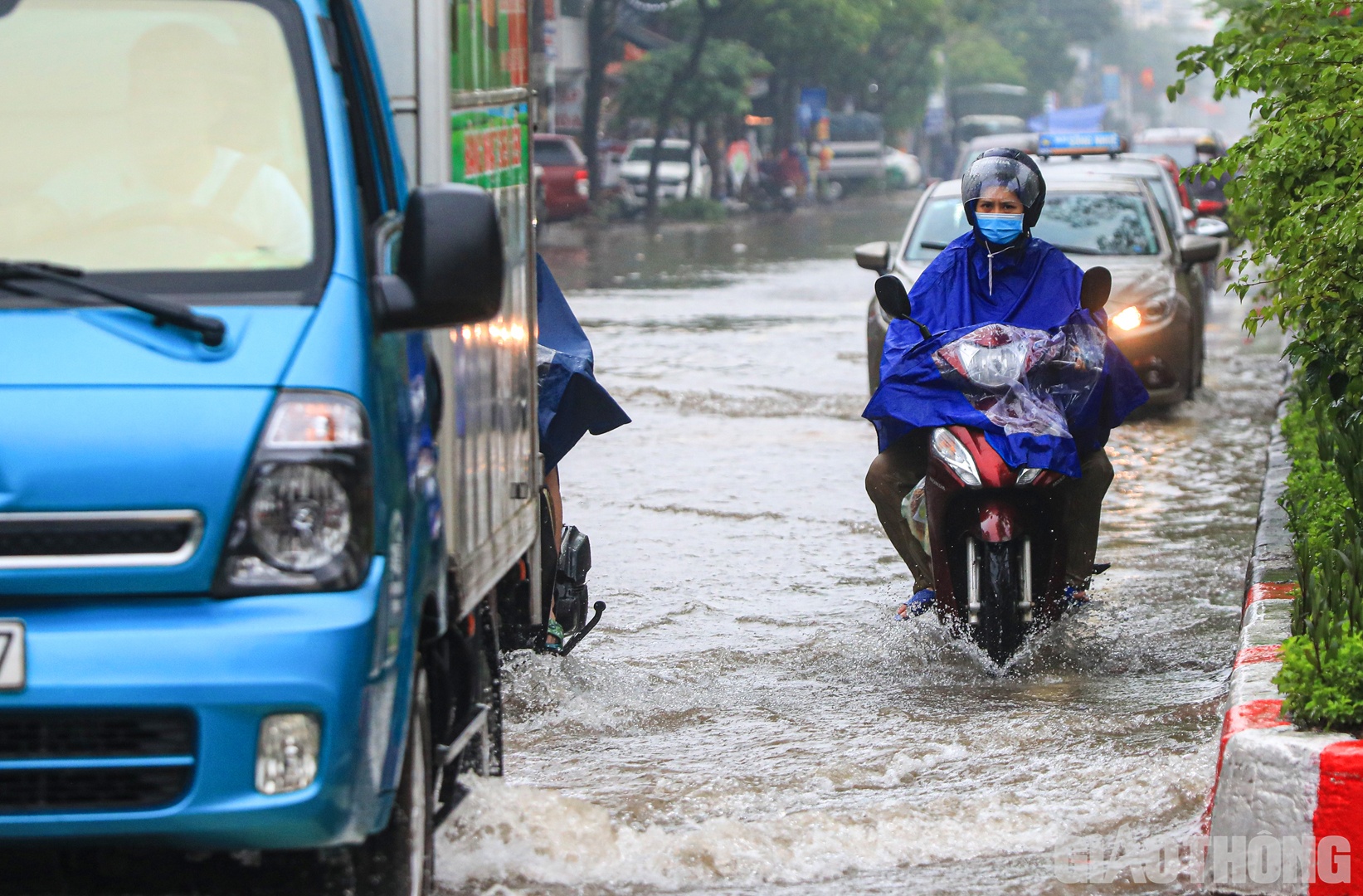 Các phương tiện phải đi sát dải phân cách giữa để tránh chỗ ngập sâu.