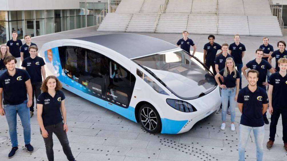 Nhóm sinh viên Solar Team của trường Đại học Công nghệ Eindhoven (Hà Lan) đã chế tạo một chiếc xe Van cắm trại chạy bằng năng lượng mặt trời