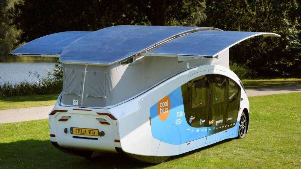 Chiếc xe đã hoàn thành khoảng 2.000 km của chuyến đi chỉ bằng các tấm pin năng lượng mặt trời