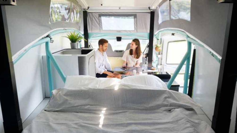 Stella Vita đã được thiết kế làm một chiếc xe cho 2 người, với phần nóc bật lên và các trang bị tiện nghi ở phía sau như bồn rửa, tủ lạnh, giường ngủ...