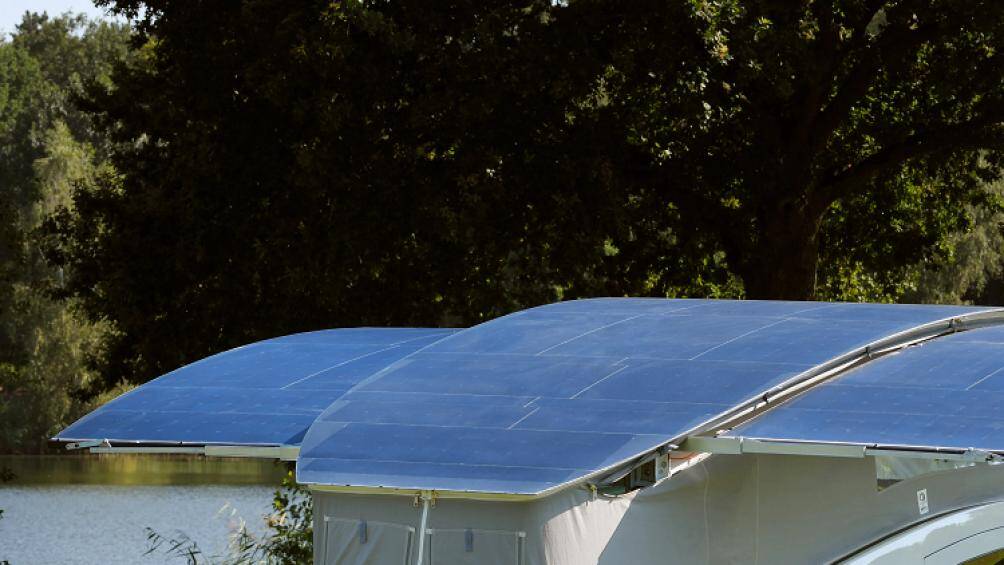 Công nghệ tấm pin mặt trời đơn tinh thể được điều chỉnh theo hình dạng mái cong. Mito Solar của Hà Lan là nhà sản xuất những tấm pin này
