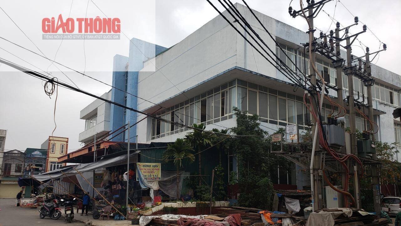 Dự án Trung tâm Thương mại và siêu thị chợ Cuối có địa chỉ tại thị trấn Gia Lộc, huyện Gia Lộc (Hải Dương) được khởi công xây dựng từ năm 2007, đến năm 2009 thì hoàn thiện, khang trang, sạch đẹp với khối nhà 3 tầng và gần 200 gian hàng.