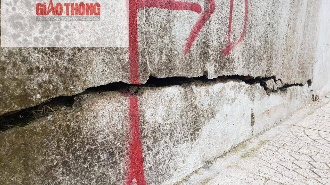 Ngoài ra, người dân cho rằng, xây dựng trung tâm thương mại ở khu vực quá xa trục đường giao thông là không hợp lý, gây lãng phí do ở nông thôn ai cũng đi chợ chỉ chớp nhoáng.
