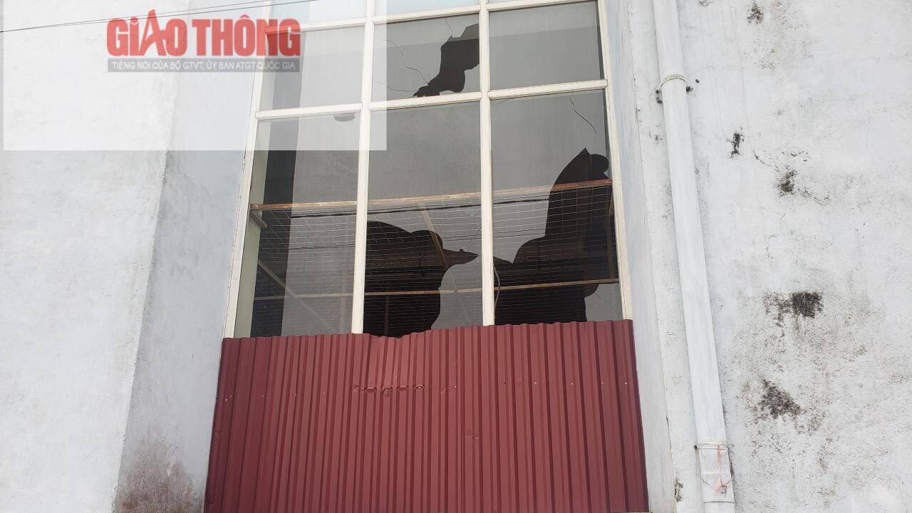 Hiện nhiều cửa kính ở Trung tâm Thương mại và siêu thị chợ Cuối đã bị vỡ, những bức tường bị nhem nhuốc.
