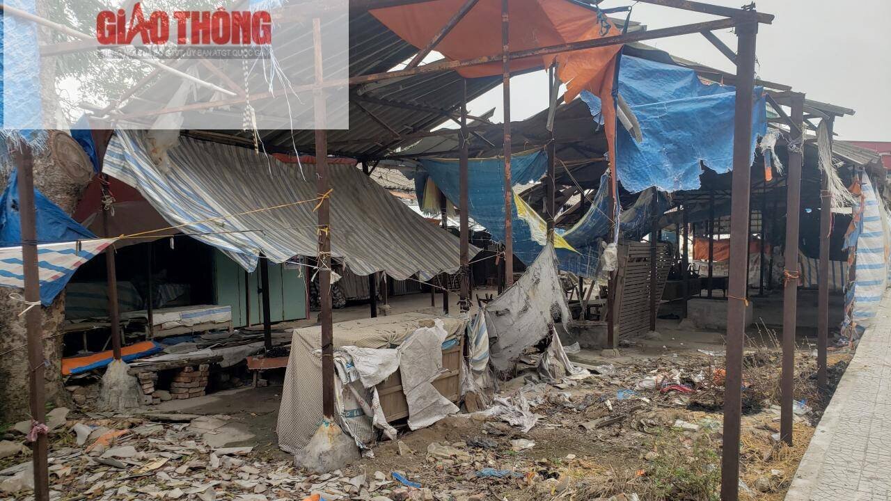 Theo ông Long, mặc dù cơ quan chức năng nhờ đơn vị tư vấn điều chỉnh quy hoạch, mở thêm đường nhưng người dân cho rằng công trình này không còn phù hợp. Do đó, UBND thị trấn đã xin ý kiến của Thường trực Huyện uỷ. Quan điểm là nếu các tiểu thương không vào sẽ làm văn bản đề nghị cho các doanh nghiệp, cá nhân có nhu cầu thuê mặt bằng dự án.