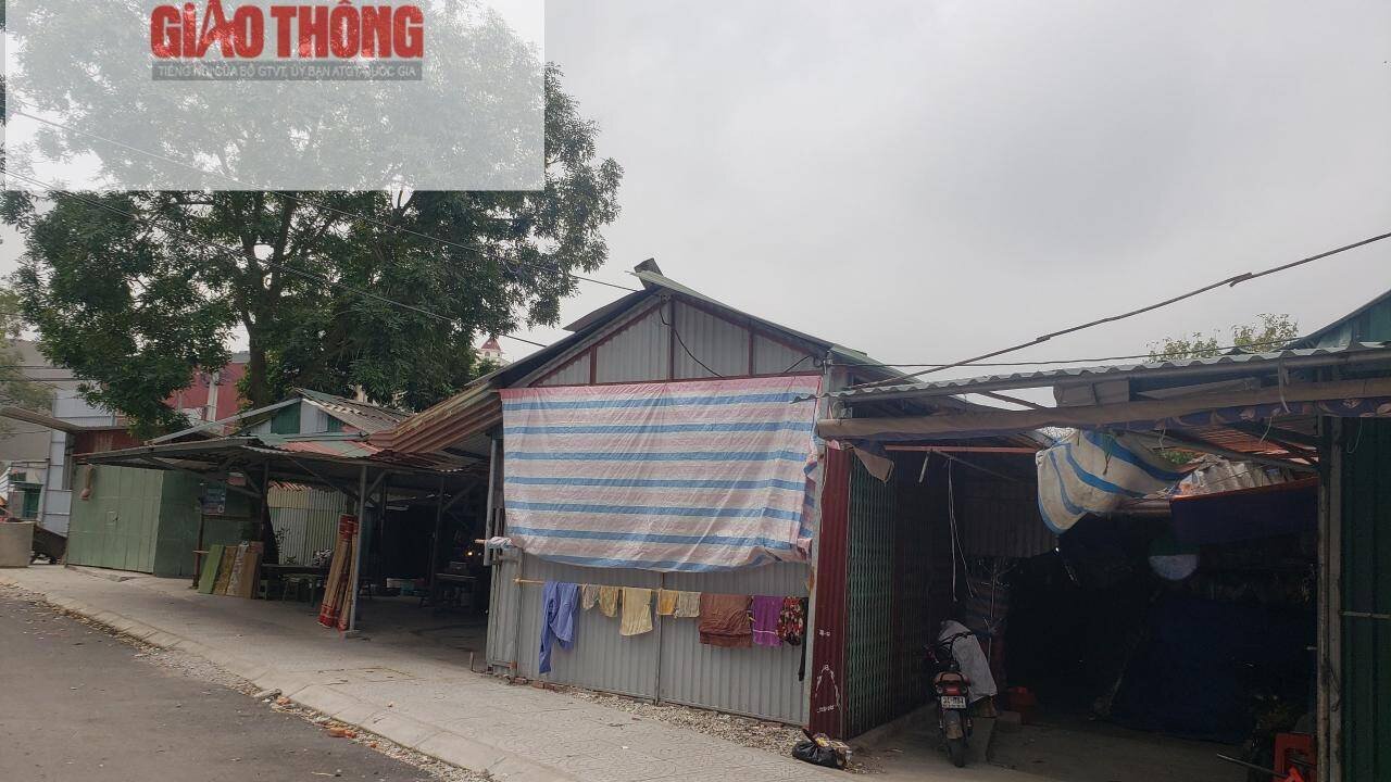 Nằm ngay bên cạnh là khu chợ dân sinh lụp sụp, nhếch nhác, không đảm bảo PCCC. Thiết nghĩ, các cơ quan chức năng cần nhanh chóng điều chỉnh quy hoạch hoặc có biện pháp khác nhằm tránh gây lãng phí một công trình đầu tư lớn như Trung tâm Thương mại và siêu thị chợ Cuối