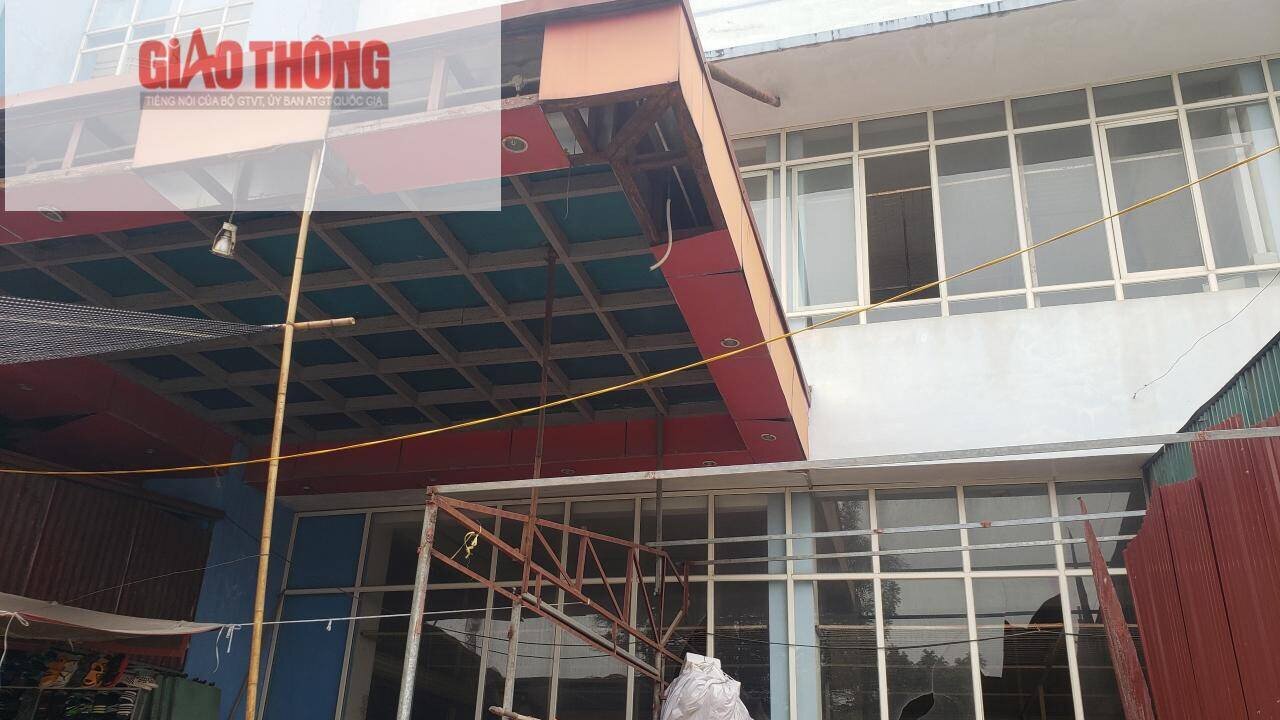 Trung tâm Thương mại và siêu thị chợ Cuối khi khánh thành rất khang trang, hiện đại, cửa kính sáng choang, có hệ thống điều hoà, cầu thang máy 2 chiều và thông gió đầy đủ.
