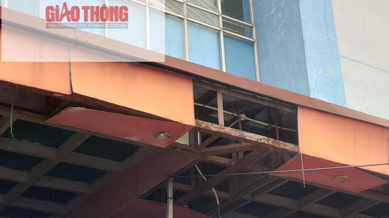 Theo ghi nhận của PV Báo Giao thông, ngay từ cửa vào, những tấm tôn lợp ở phần mái che đã bung ra để lộ nguyên phần khung sắt thép bên trong.