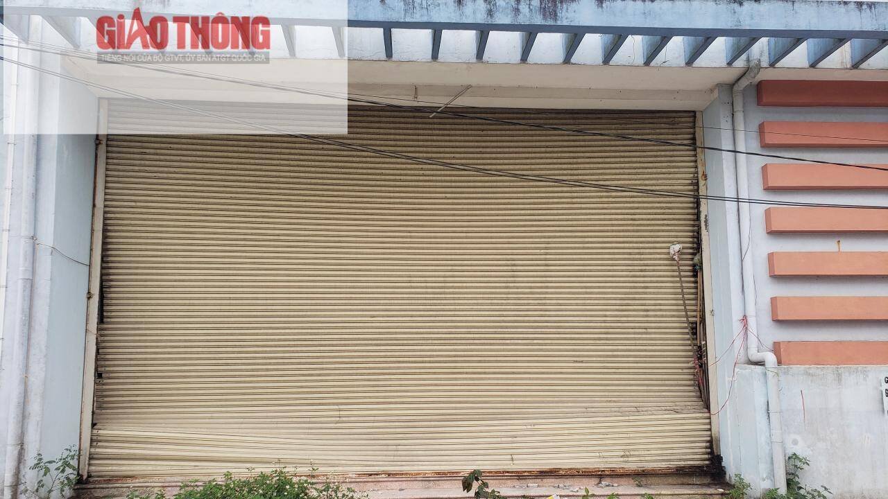 Những cánh cửa cuốn cũng đã bị hỏng, xung quanh cỏ mọc um tùm, tường nhà xuất hiện nhiều vết bẩn loang lổ.