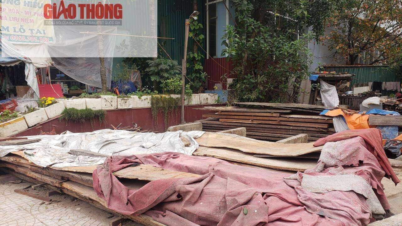 Xung quanh khu chợ, đồ vật được để ngổn ngang, hệ thống dẫn điện, nước đã bị hỏng. Bên cạnh đó, người dân đổ rác bừa bãi, mùi hôi hám bốc lên nồng nặc.