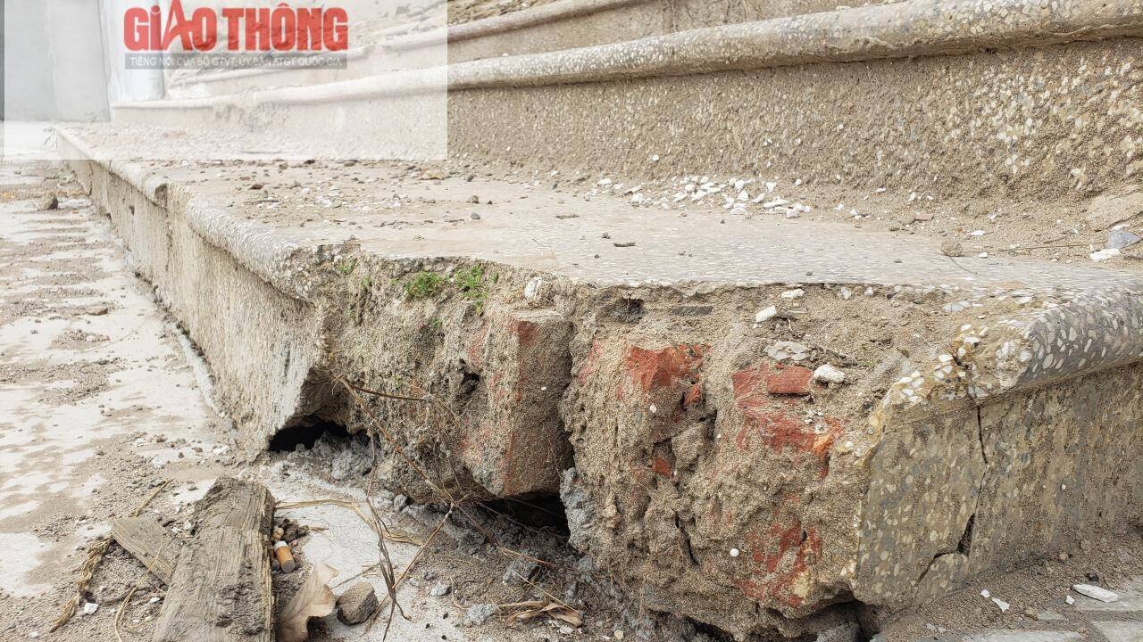 Những bậc cầu thang lên xuống đi vào Trung tâm Thương mại, siêu thị chợ Cuối bị nứt, vỡ.