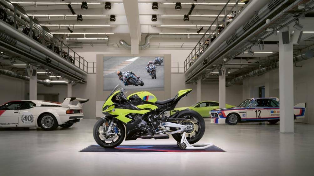 Chiếc xe được hoàn thiện trong màu sơn Sao Paulo Yellow tương tự như màu vàng nổi tiếng của BMW M4 hiện tại