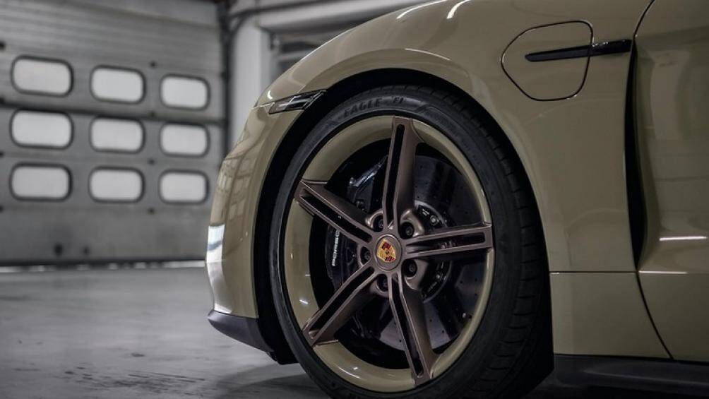 Mâm xe thiết kế ấn tượng với phần nan hoa được sơn màu Bronzit