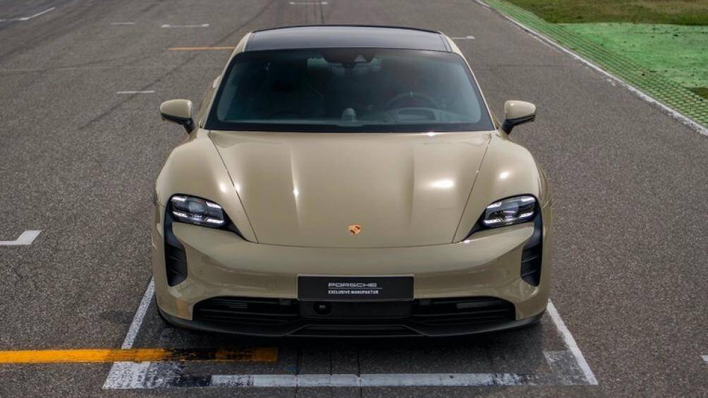 Porsche Taycan GTS Hockenheimring Edition là phiên bản đặc biệt đầu tiên trong lịch sử của dòng xe điện Porsche Taycan dựa trên model GTS