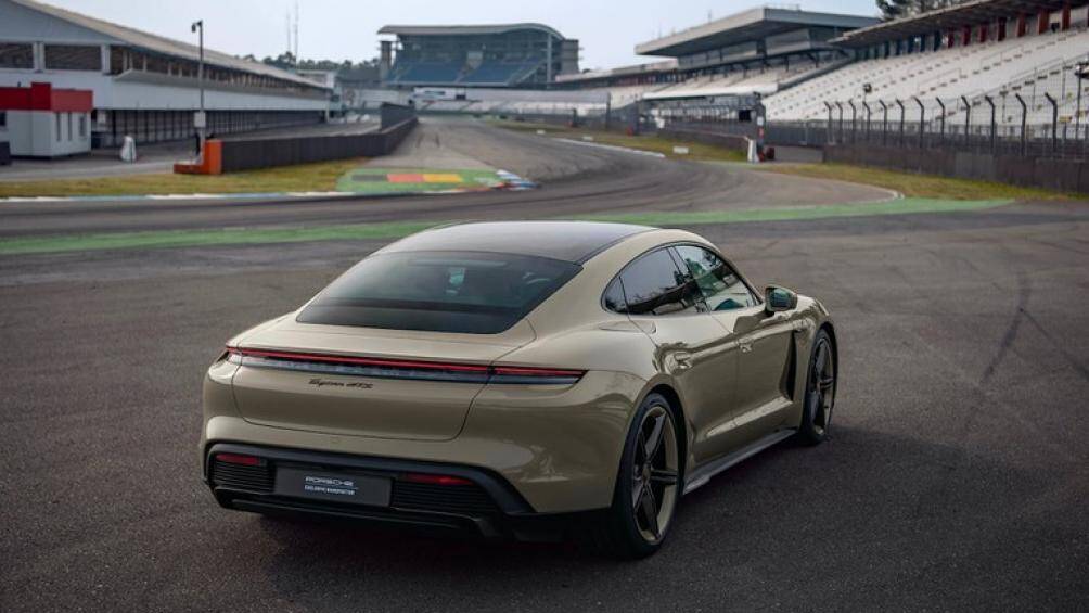 Phiên bản này có các chi tiết viền màu đồng Bronzite nổi bật trên màu sơn ngoại thất đặc biệt