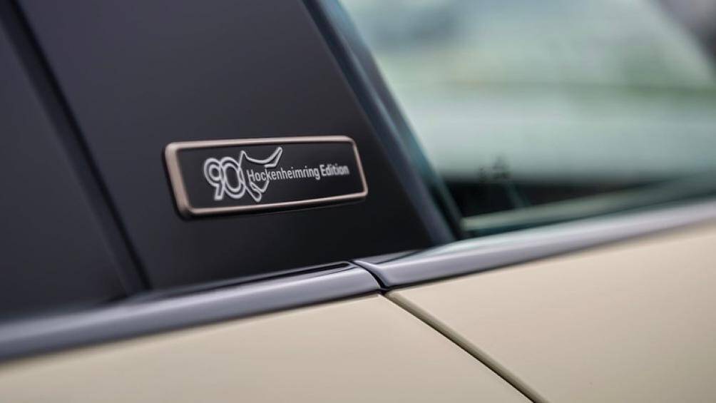 Taycan GTS Hockenheimring Edition sở hữu logo đặc biệt với dòng chữ "90 Jahre Hockenheimring", cùng với đó là sơ đồ trường đua