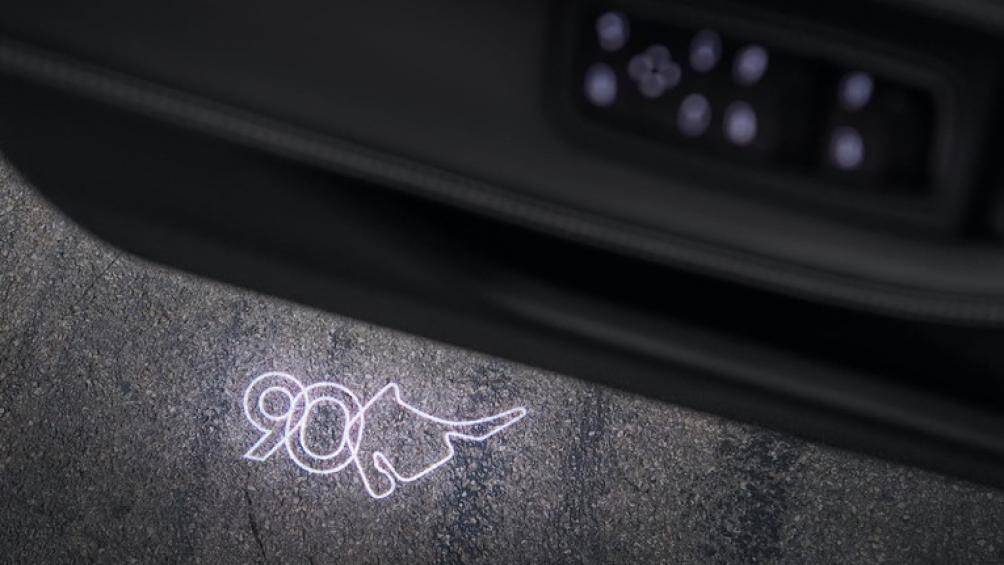 Logo có thể được nhìn thấy trên nắp đậy của ngăn chứa đồ trong bảng điều khiển trung tâm và đèn chiếu logo gắn cửa