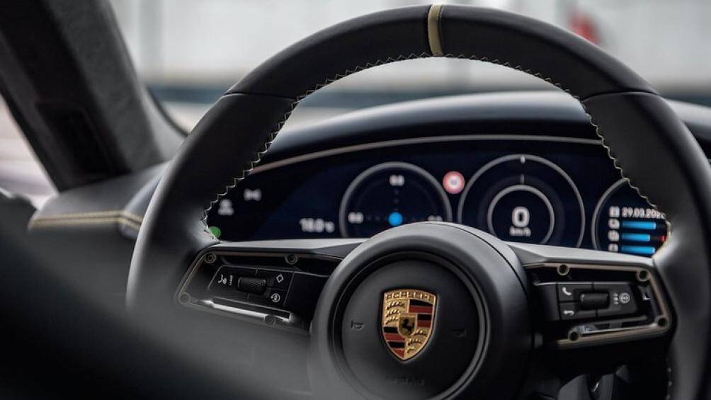 Buồng lái có các chi tiết ốp gỗ Paldao, vô lăng thể thao đa chức năng GT có các đường chỉ khâu và vạch 12 giờ