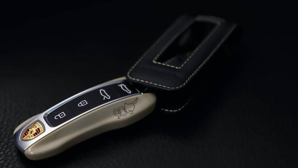 Chìa khóa phiên bản đặc biệt cũng được sơn theo màu ngoại thất của xe và có hình khắc biểu tượng kỷ niệm 90 năm bằng lazer chất lượng cao