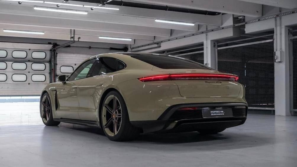 Chủ sở hữu của Taycan GTS Hockenheimring Edition sẽ được hưởng những đặc quyền đặc biệt tại đường đua như miễn phí sạc 2 năm tại đường đua