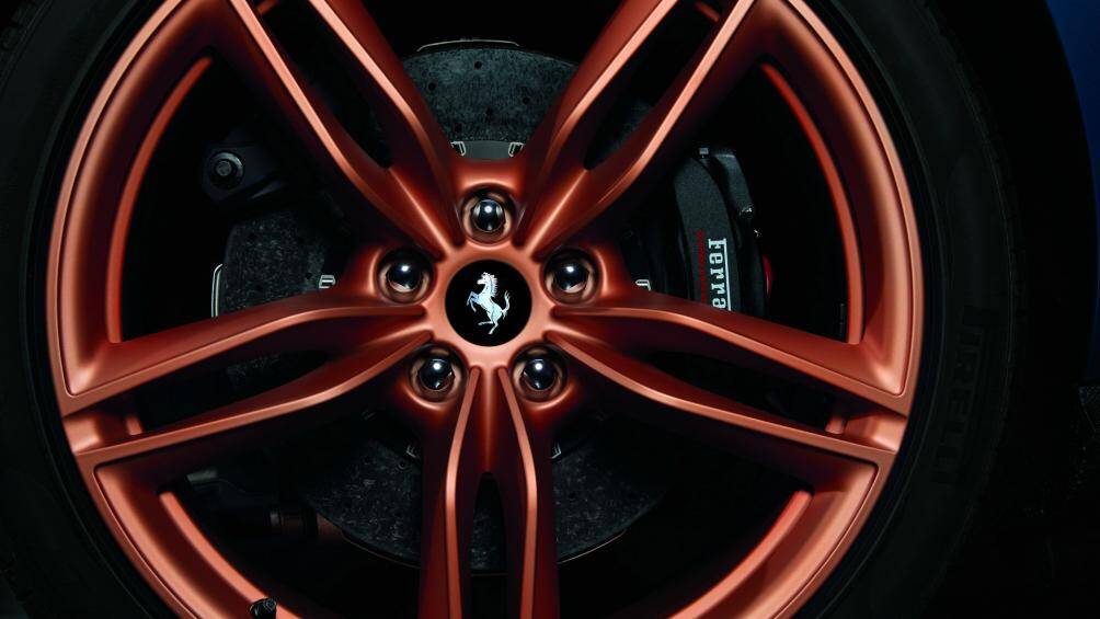 Tay nắm cửa có những dải da đen dệt thủ công giống với kỹ thuật quấn truyền thống được sử dụng trên thanh kiếm katana