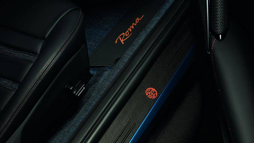 Vải trên xe được làm từ hai bộ kimono cổ điển được sản xuất ở Amami Oshima và được nhuộm bằng màu chàm lần lượt cách đây 45 và 75 năm