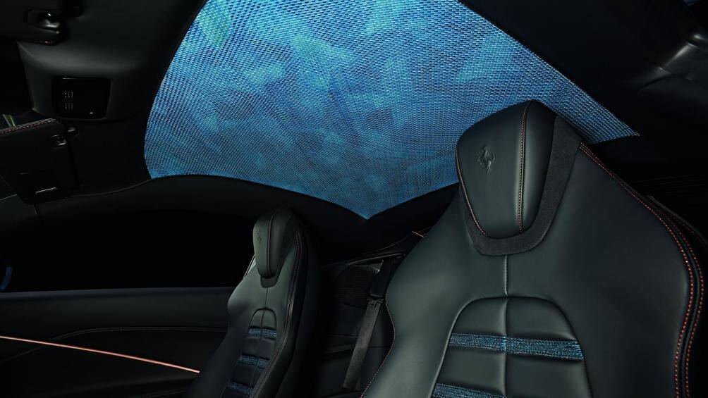 Màu xanh Indigo tiếp tục được sử dụng cho các vật liệu bên trong khoang nội thất, trang trí cho ghế ngồi hay thậm chí thành tấm bọc trần xe
