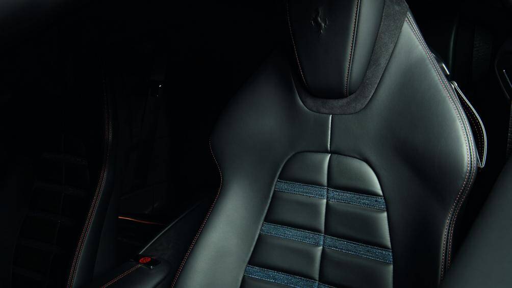 Những chi tiết trên ghế ngồi chính là vật liệu được gọi là Sakiori - loại vải có từ những năm 1700 khi bông và lụa rất đắt tiền