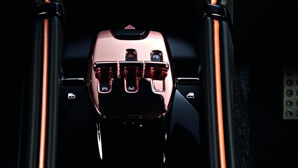 Các chi tiết như lẫy chuyển số và cần gạt được mạ đồng, mâm xe cùng một số chi tiết khác cũng được sơn màu này