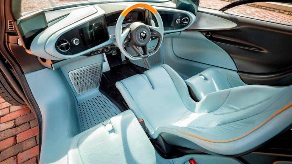 Nội thất cũng được phối theo tone màu tương tự, ghế bọc da Semi-Aniline Metallic Blue Silver, kết hợp các chi tiết màu cam