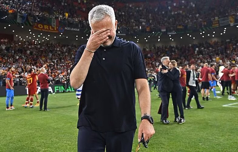 HLV Jose Mourinho đã khóc khi cùng đội nhà đăng quang. Ông được coi là một nhà cầm quân hết thời nhưng vẫn biết cách tạo ra khác biệt.