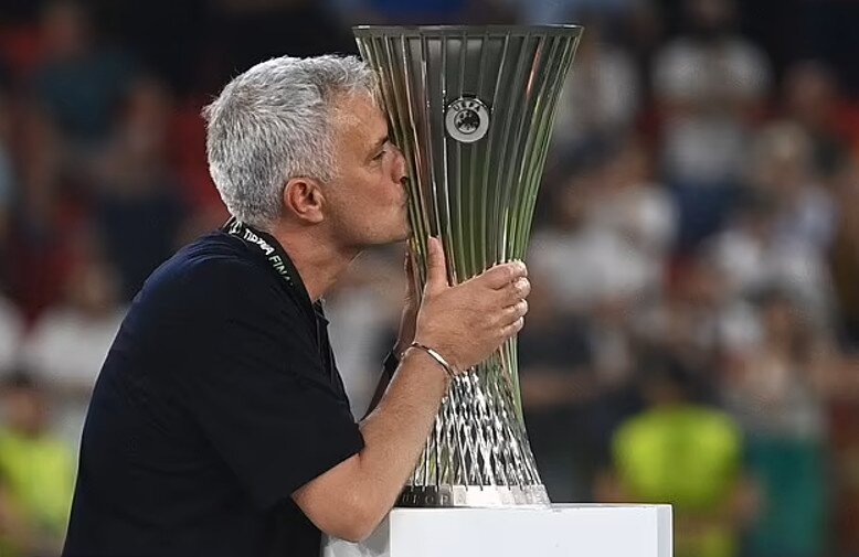 Mourinho trở thành HLV đầu tiên vô địch tất cả các cúp châu Âu gồm Champions League (Porto), Europa League (MU) và Conference League (Roma).