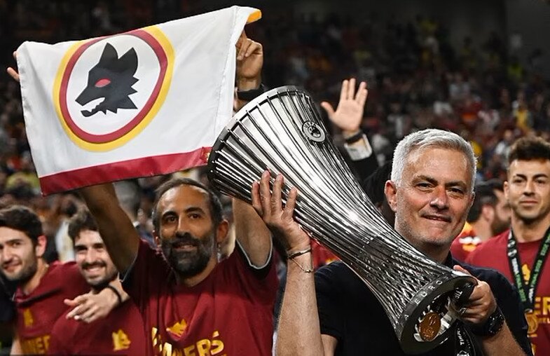 Mourinho nâng cao chiếc cúp Conference League trong năm đầu giải đấu này được tổ chức.