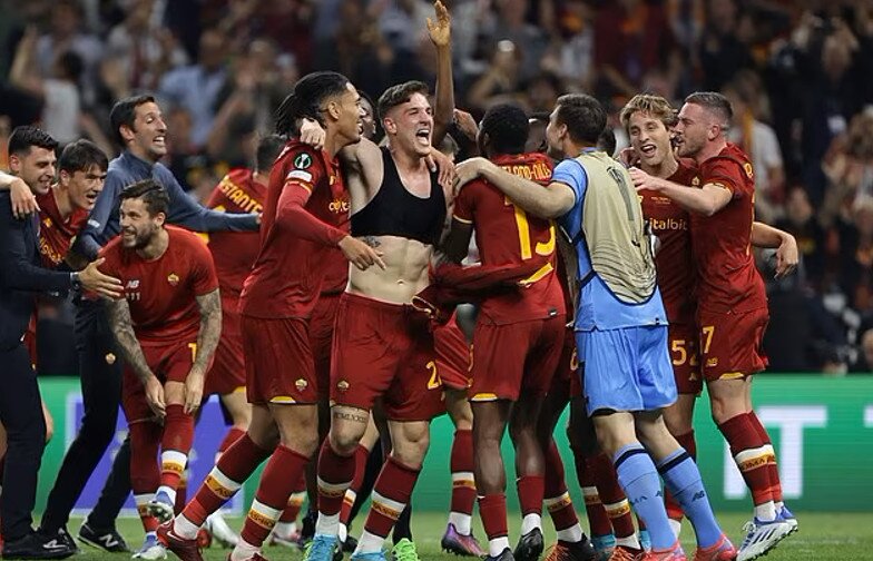 Niềm vui của các cầu thủ Roma sau bàn thắng vào lưới đại diện Hà Lan.