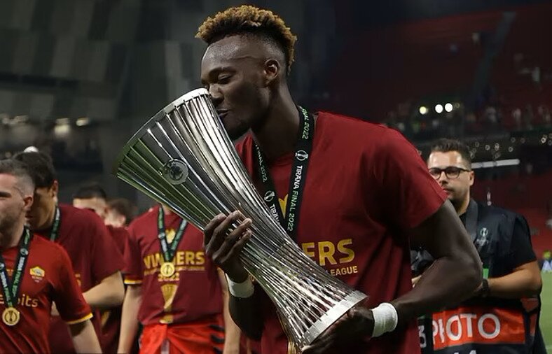 Abraham trước đó từng vô địch Champions League cùng Chelsea.
