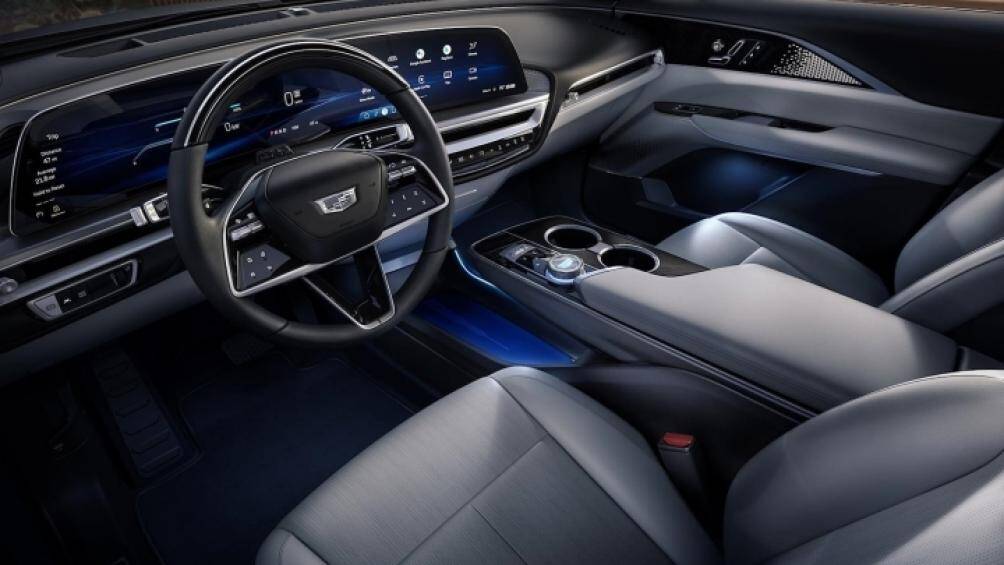 Nội thất là điểm nhấn của Celestiq, với màn hình kép cỡ lớn tương tự Mercedes-Benz EQS và cửa sổ trời toàn cảnh