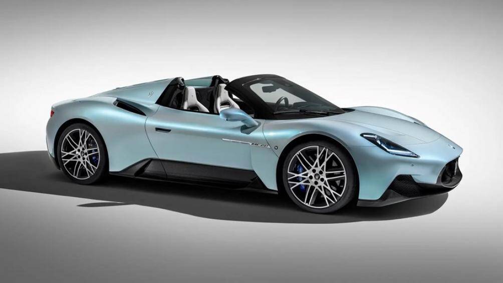 Về thiết kế tổng thể, Maserati MC20 Cielo 2023 không quá khác biệt so với bản coupe ngoại trừ phần mui xếp hay khe gió tinh chỉnh