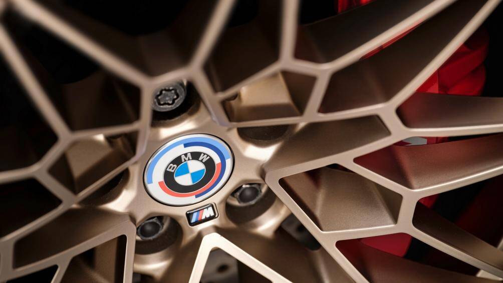 Bộ mâm thể thao của xe có kích thước 19 inch ở bánh trước và 20 inch ở bánh sau với thiết kế 5 chấu kép, sơn màu xám Orbit Grey Matt hoặc vàng Gold Bronze Matt