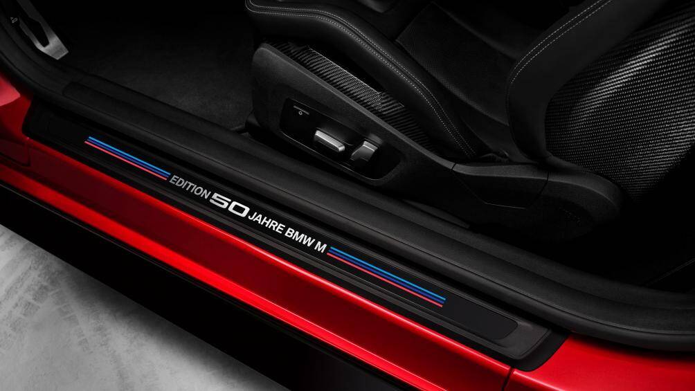 Bên trong khoang nội thất, xe được trang bị nhiều chi tiết tương tự như M3 Edition 50 Jahre BMW M với tapli cửa có logo phiên bản “Edition 50 Jahre BMW M”