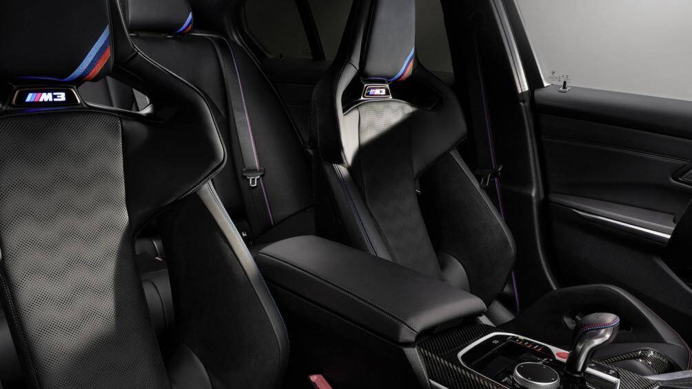 Bên trong khoang nội thất là những vật liệu cao cấp và sang trọng, như: logo "Edition 50 Jahre BMW M" trên tapli cửa và kệ để ly kèm theo số thứ tự sản xuất...