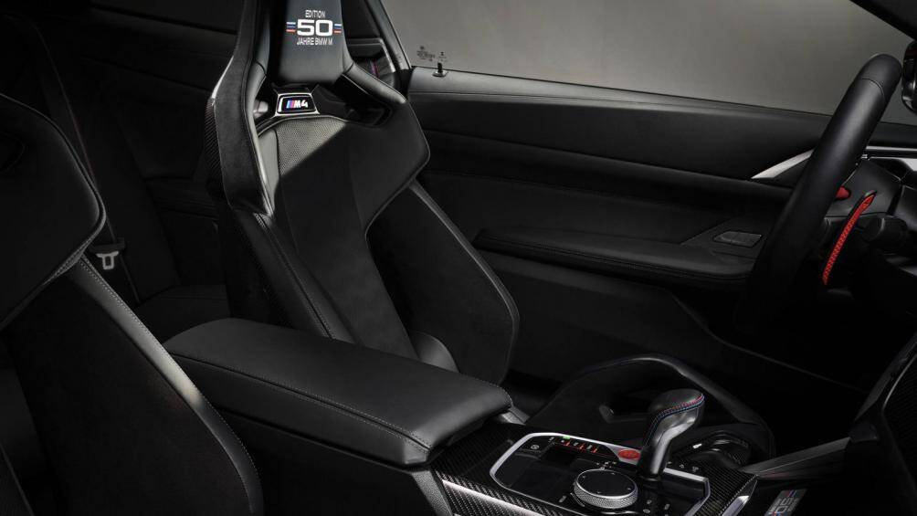 Mẫu xe này vẫn được trang bị màn hình cong mới của BMW với BMW iDrive thế hệ thứ 8 với bảng đồng hồ 12,3 inch và màn hình giải trí trung tâm 14,9 inch