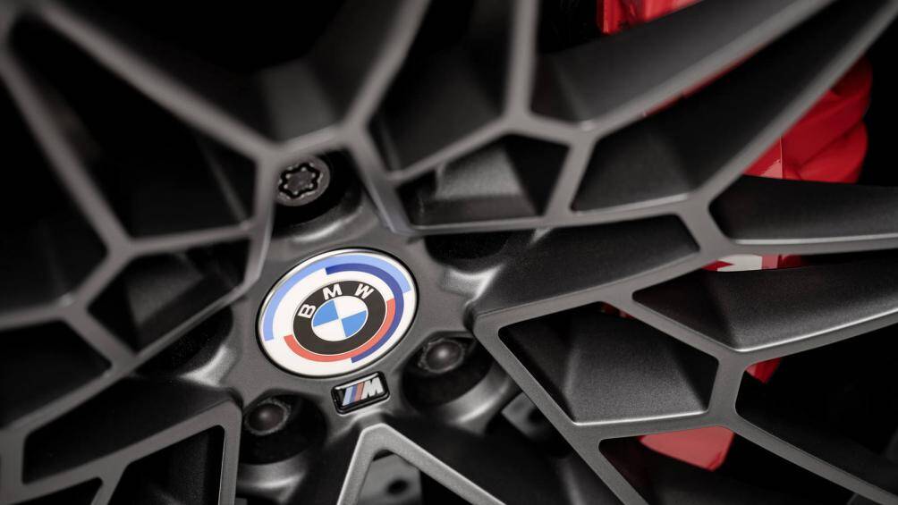 Ngoài các lựa chọn về màu sơn đặc biệt, M3 Edition 50 Jahre BMW M còn được trang bị bộ mâm rèn Style 826M được hoàn thiện bằng màu xám Orbit