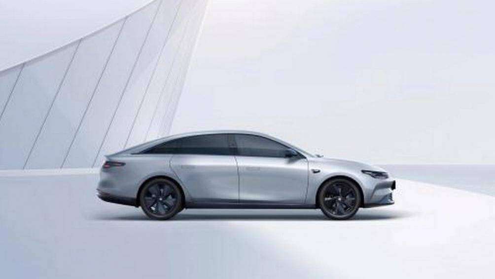 Mẫu sedan lai chút coupe này có khả năng đạt vận tốc 100 km/h trong chưa đầy 4 giây, nhờ sự hỗ trợ của mô tơ điện mạnh tới 542 mã lực