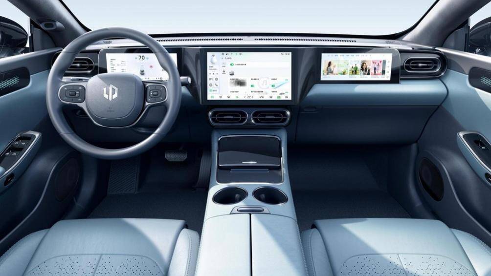 Phía trong khoang lái, C01 được trang bị 3 màn hình thông tin giải trí kích thước lớn, tương tự màn hình Hyperscreen trên Mercedes-Benz