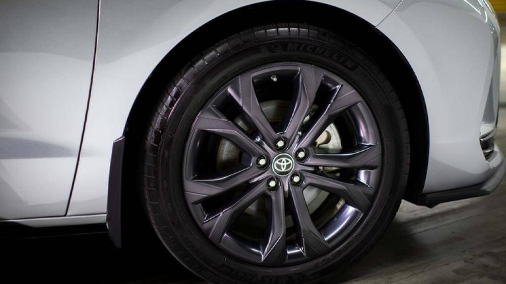 Điểm nổi bật gồm các chi tiết như bộ mâm xe 20 inch thiết kế 5 chấu màu tối, cản trước và sau sơn đen đậm nét cùng một số chi tiết màu đen khác
