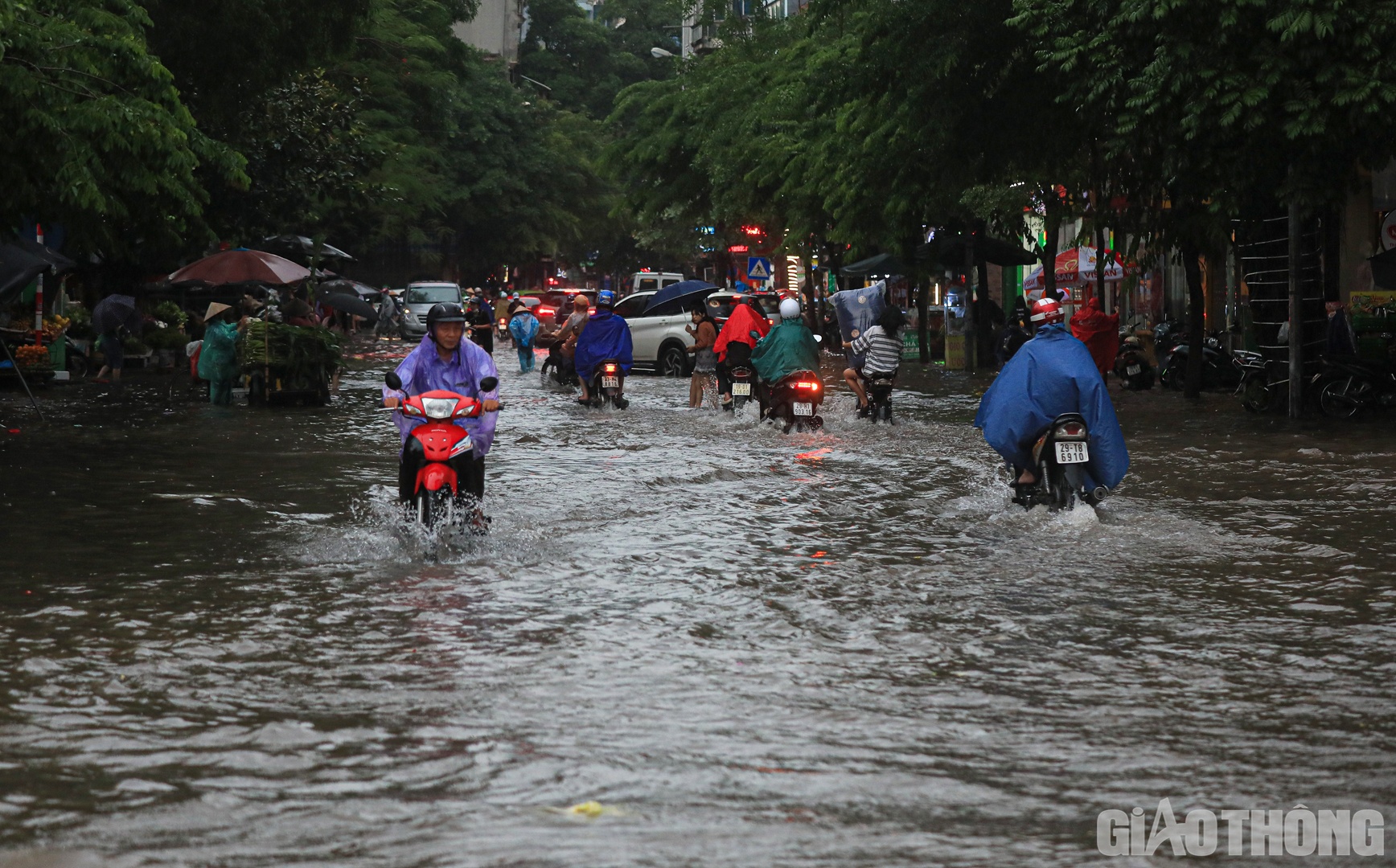 Tương tự, ngập úng nặng cũng xuất hiện trên phố Doãn Kế Thiện.