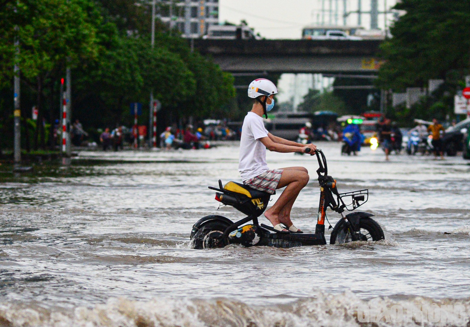 Người tham gia giao thông chật vật di chuyển.