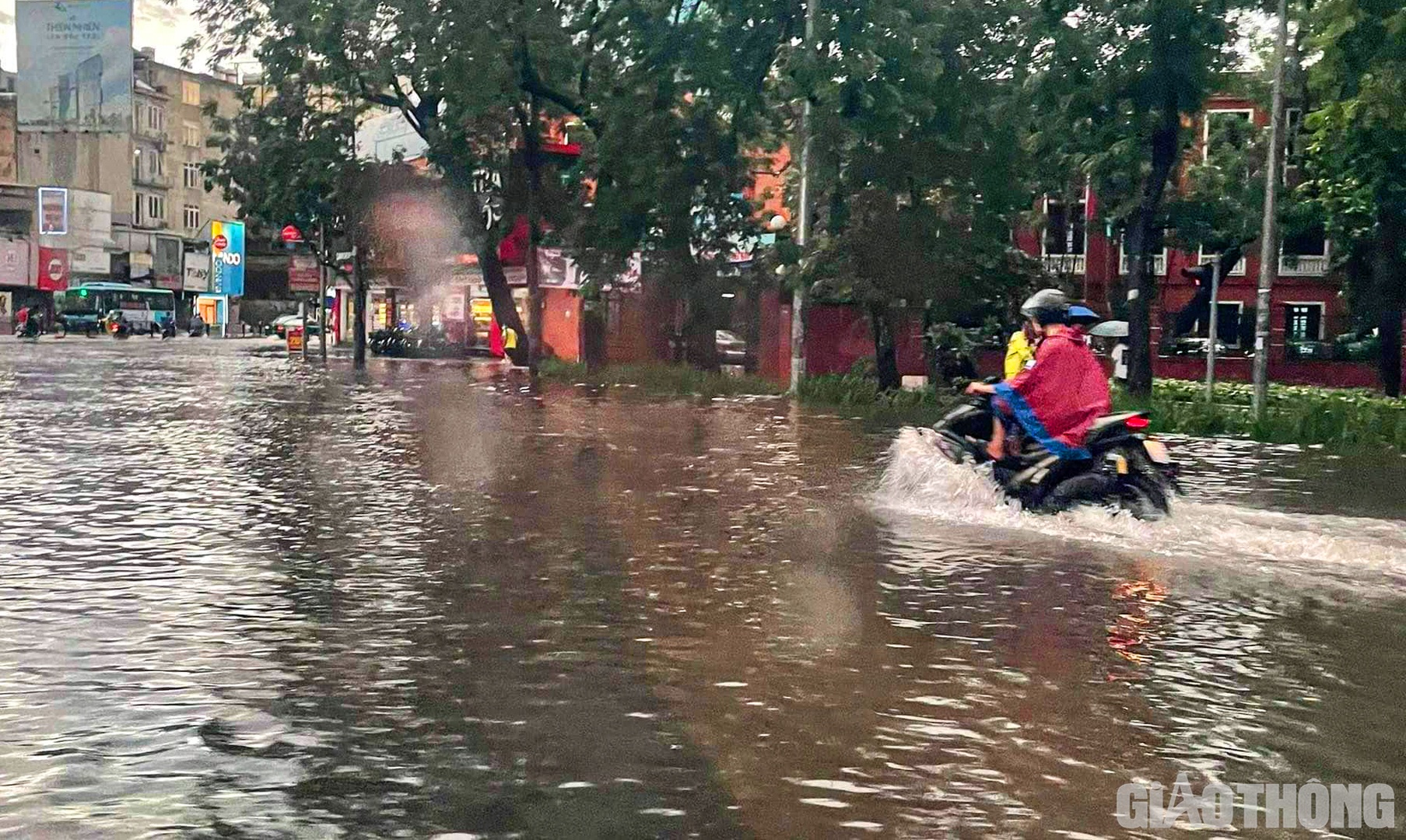 Phố Tây Sơn đoạn qua ĐH Thủy Lợi.
